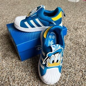 Toddler size 8 Donald Duck Adidas Shell Top Sneakers